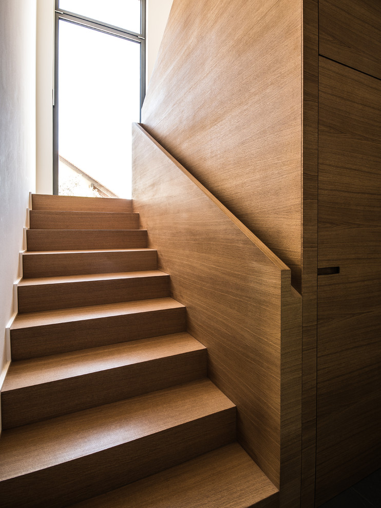 Kleine Moderne Holztreppe in U-Form mit Holz-Setzstufen in Sonstige