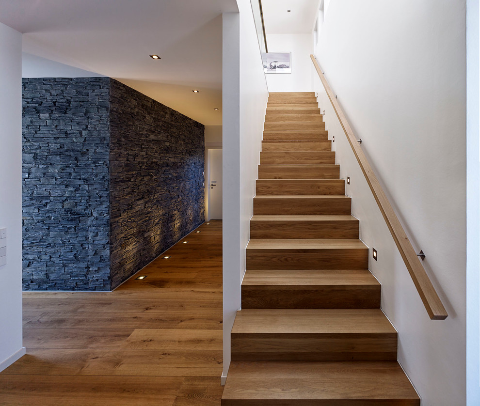 Exemple d'un escalier droit moderne de taille moyenne avec des marches en bois et des contremarches en bois.