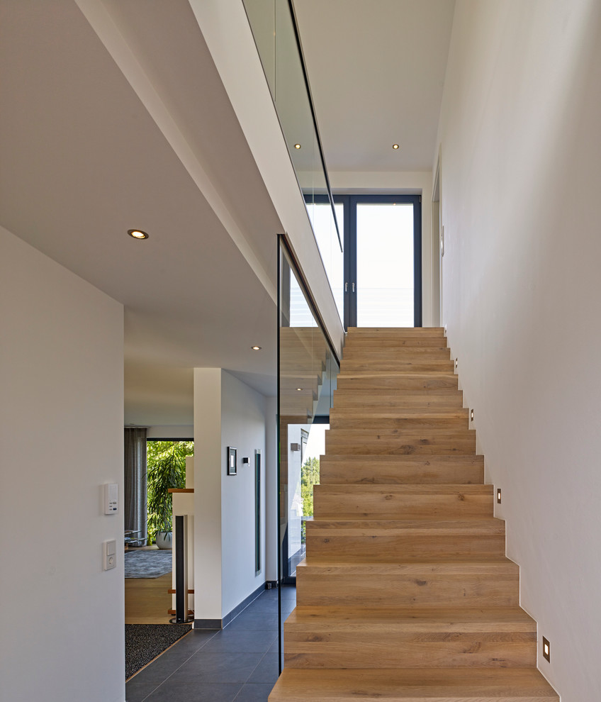Gerade, Mittelgroße Moderne Holztreppe mit Holz-Setzstufen in Sonstige