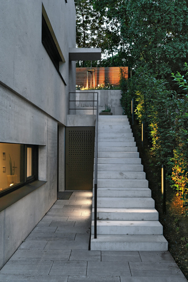 Exempel på en mellanstor modern betongtrappa, med sättsteg i betong
