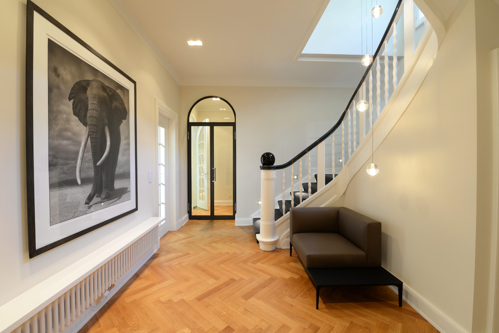 На фото: большая изогнутая лестница в современном стиле с ступенями с ковровым покрытием и ковровыми подступенками с