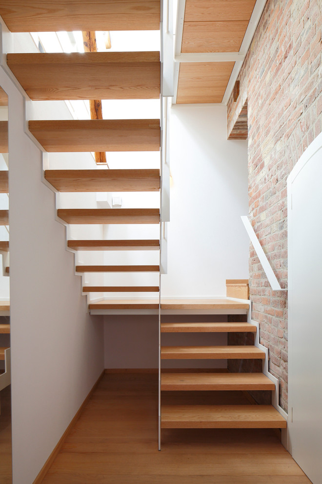 Стильный дизайн: п-образная лестница среднего размера в современном стиле с деревянными ступенями без подступенок - последний тренд