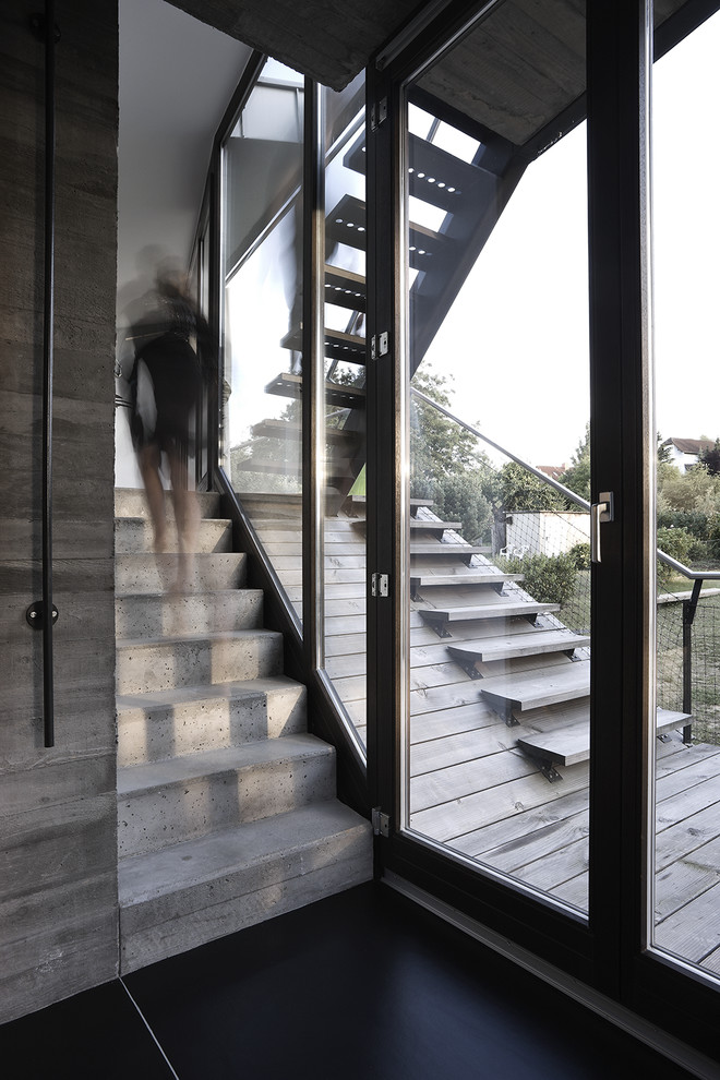 Idée de décoration pour un petit escalier design en béton avec des contremarches en béton.