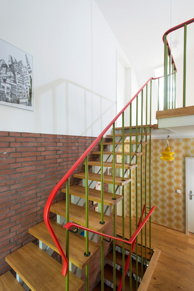 Идея дизайна: маленькая лестница в стиле фьюжн с деревянными ступенями без подступенок для на участке и в саду