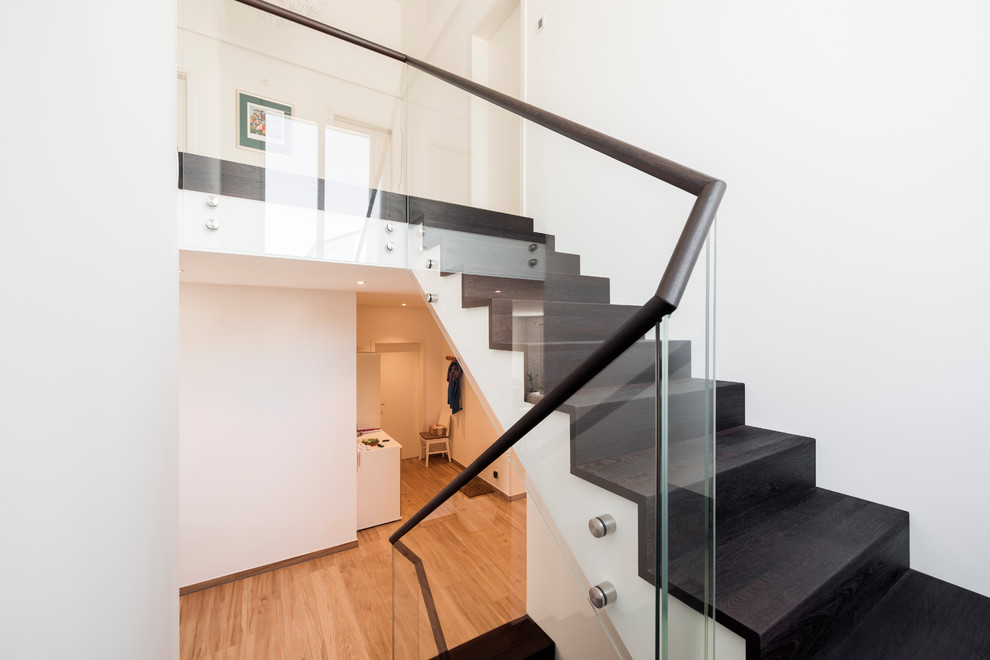 Mittelgroße, Gerade Moderne Treppe mit Holz-Setzstufen in München