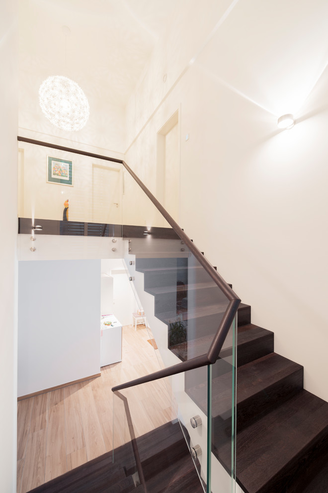 Imagen de escalera recta contemporánea de tamaño medio con escalones de madera, contrahuellas de madera y barandilla de vidrio