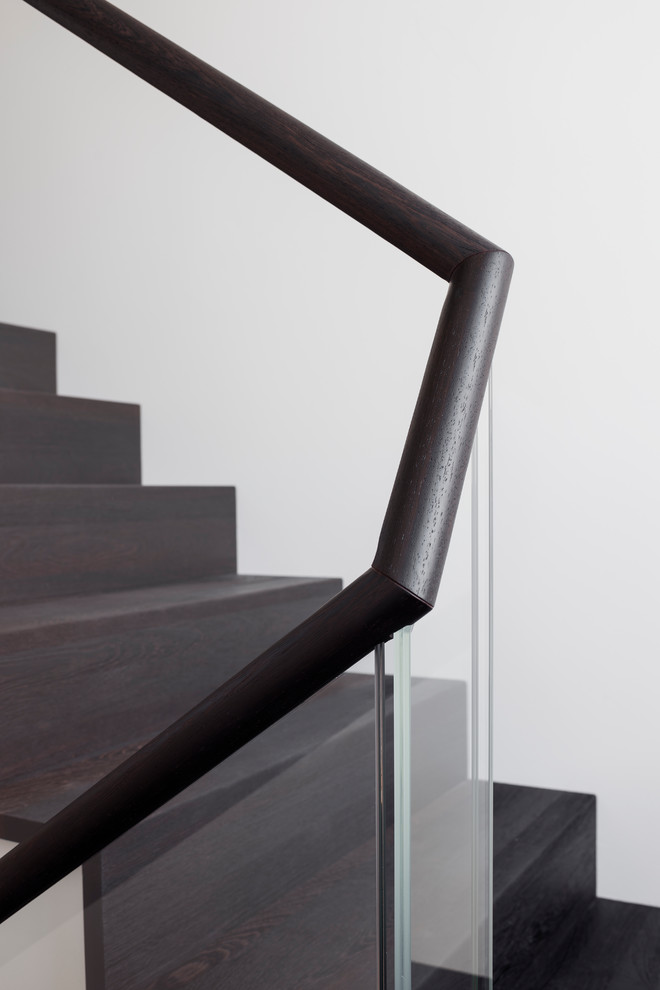 Mittelgroße, Gerade Moderne Treppe mit Holz-Setzstufen in München