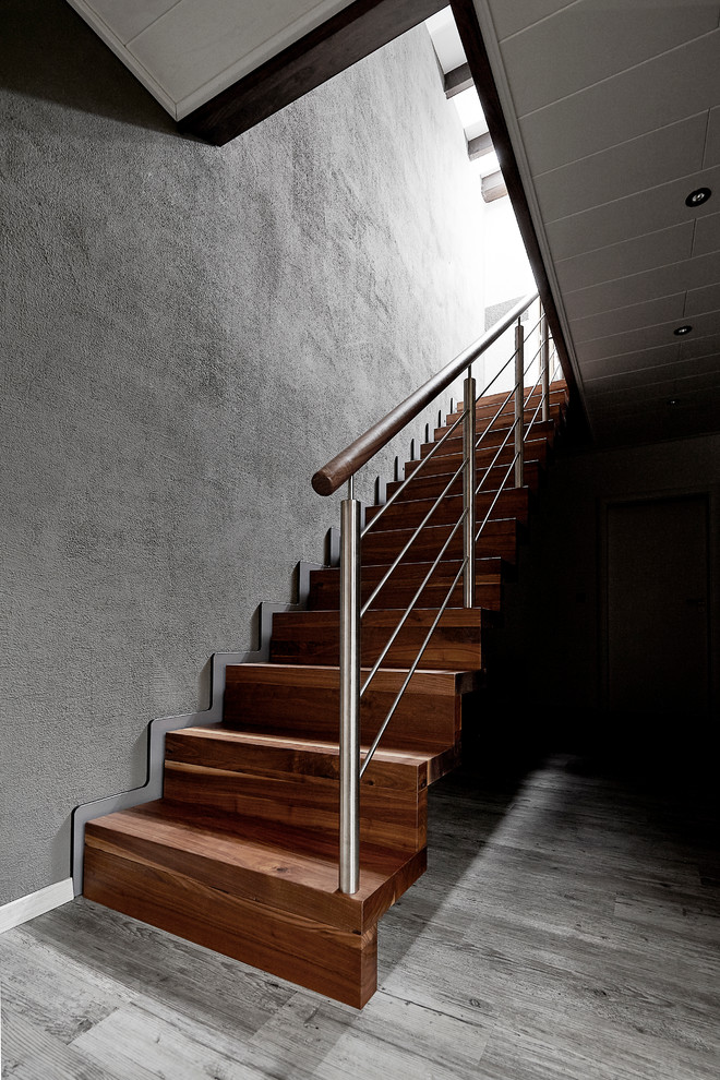 Cette photo montre un escalier droit tendance de taille moyenne avec des marches en bois et des contremarches en bois.