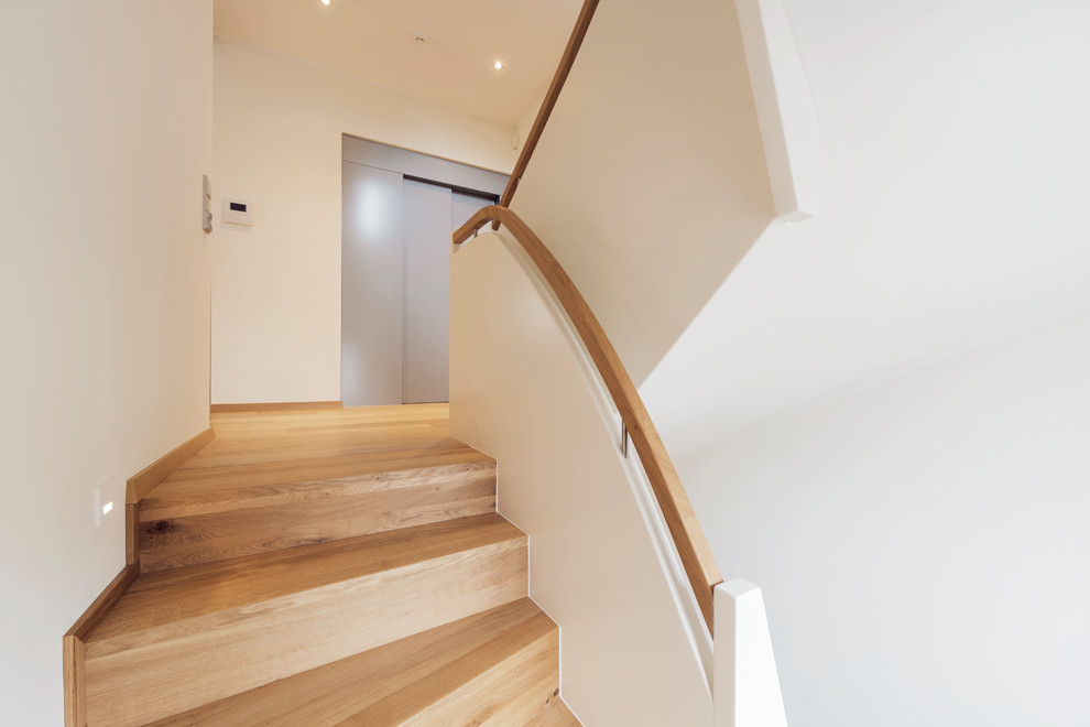 Gewendelte, Mittelgroße Moderne Holztreppe mit Holz-Setzstufen und Mix-Geländer