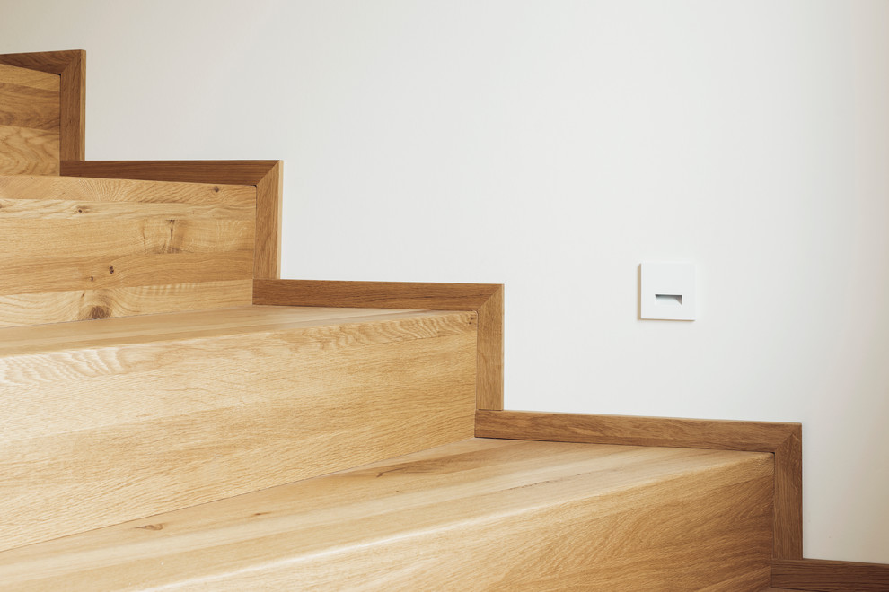 Gewendelte, Mittelgroße Moderne Holztreppe mit Holz-Setzstufen und Mix-Geländer