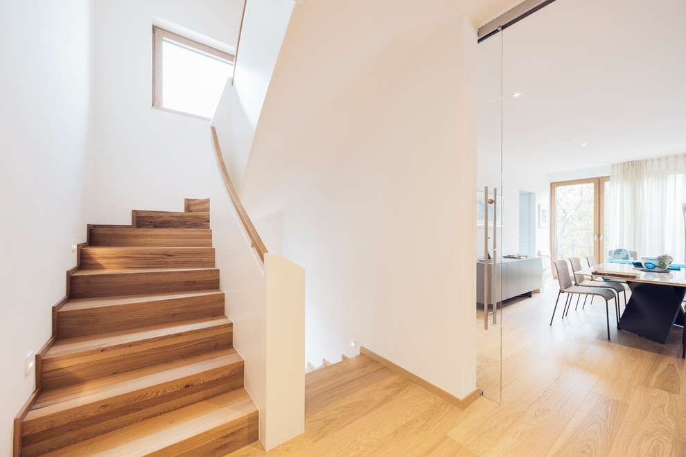 Mittelgroße, Gewendelte Moderne Holztreppe mit Holz-Setzstufen und Mix-Geländer in Dortmund