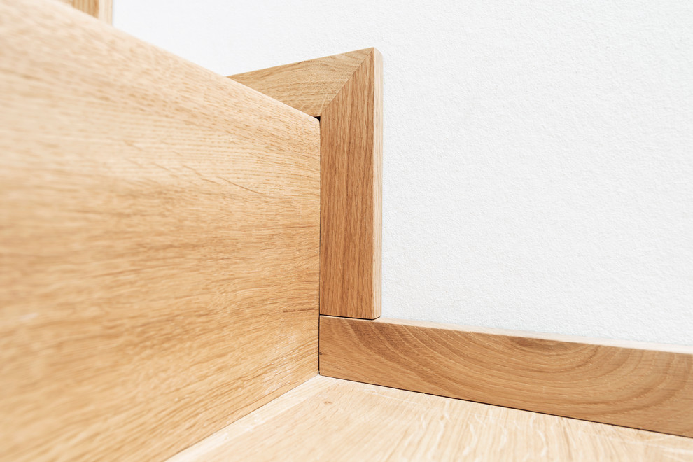 Ejemplo de escalera curva contemporánea de tamaño medio con escalones de madera, contrahuellas de madera y barandilla de varios materiales