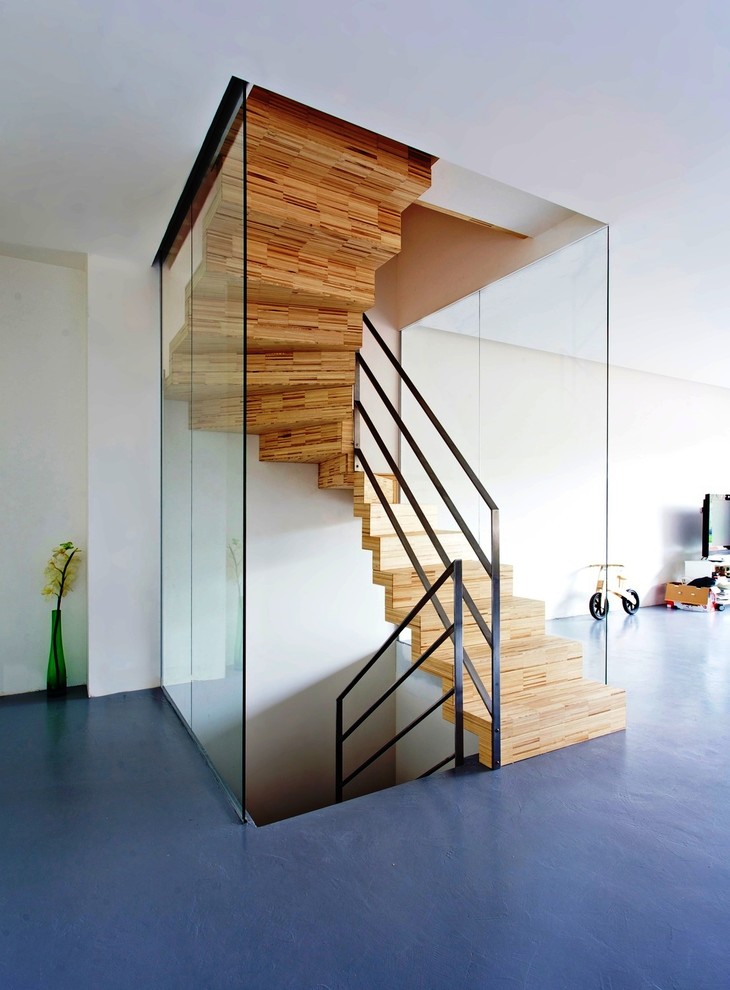 Идея дизайна: большая деревянная лестница на больцах в современном стиле с деревянными ступенями