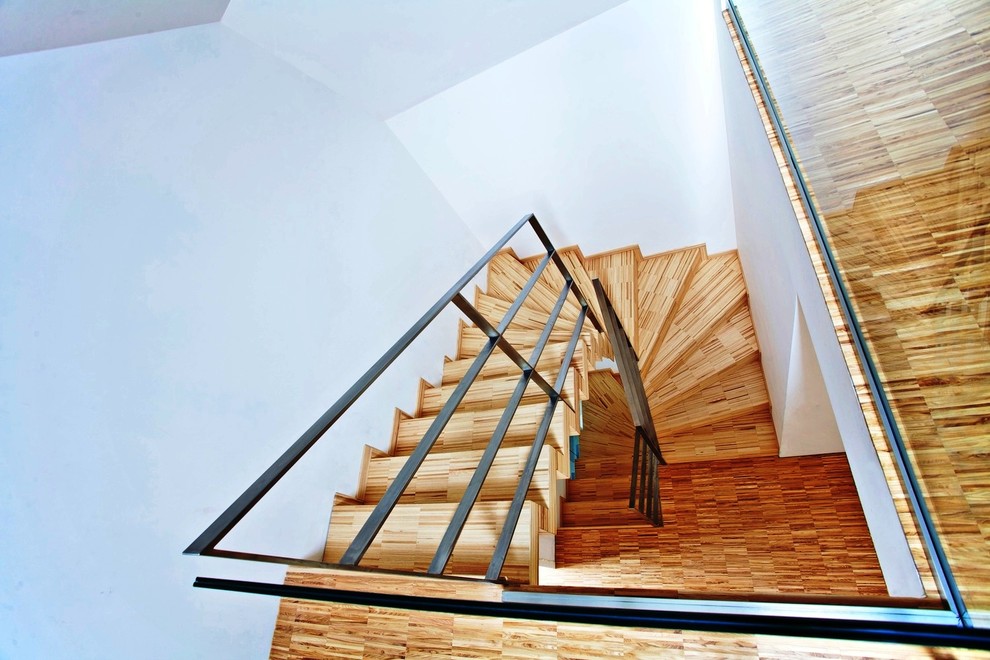 Пример оригинального дизайна: большая деревянная лестница на больцах в современном стиле с деревянными ступенями