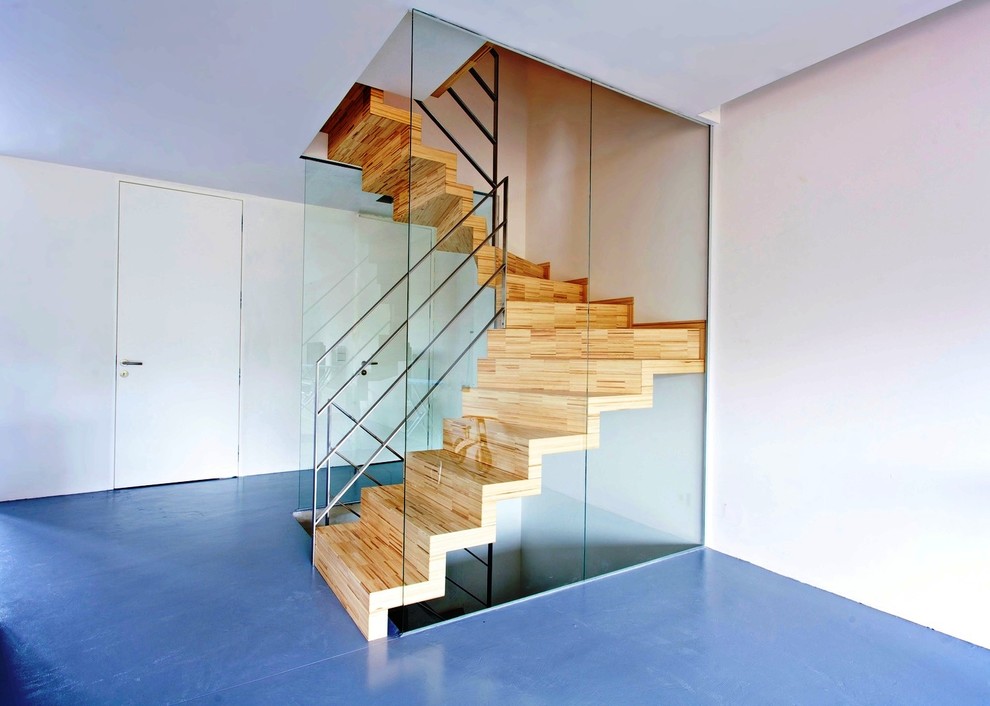 他の地域にある高級な広いコンテンポラリースタイルのおしゃれなスケルトン階段 (木の蹴込み板) の写真