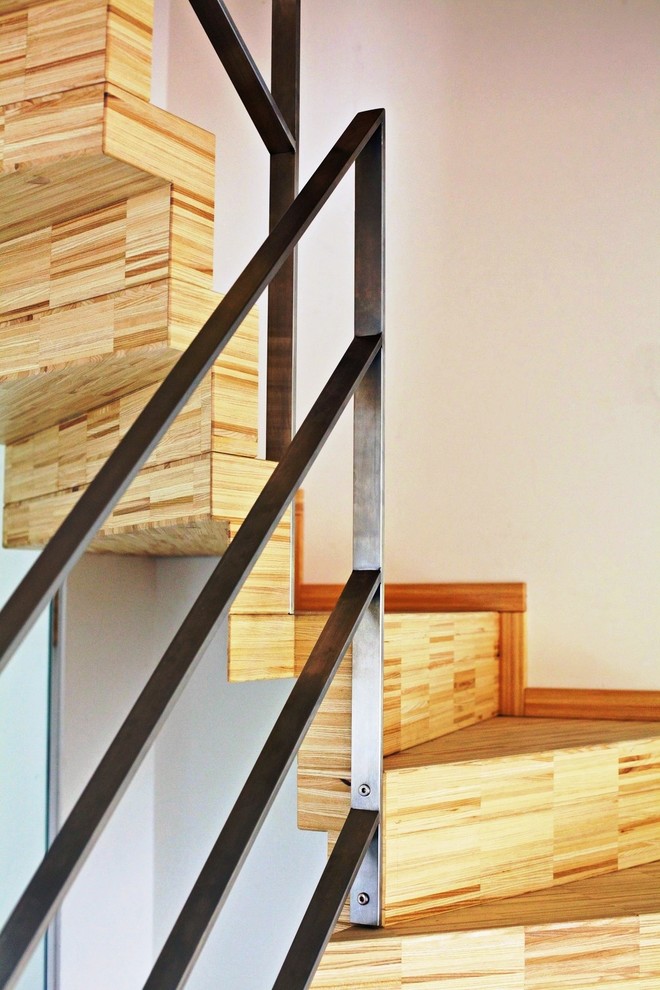 Inspiration för stora moderna flytande trappor i trä, med sättsteg i trä