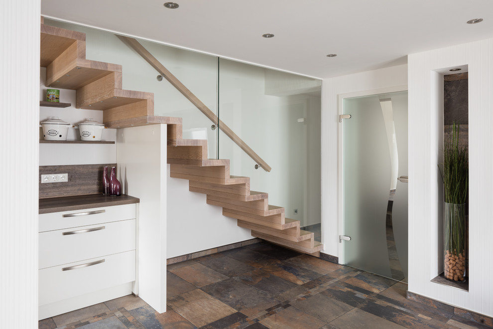 Diseño de escalera recta contemporánea de tamaño medio con escalones de madera y contrahuellas de madera