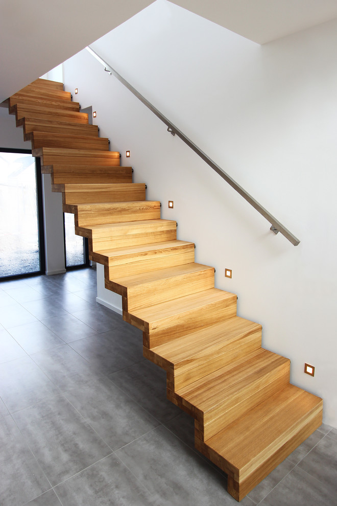 Inspiration pour un escalier droit design avec des marches en bois et des contremarches en bois.