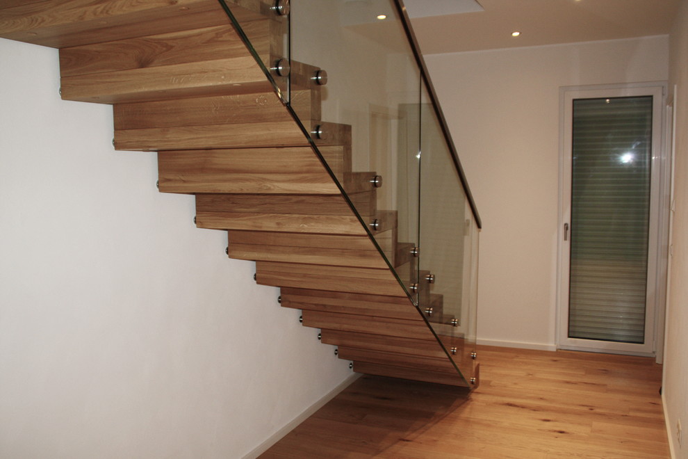 Imagen de escalera recta actual grande con escalones de madera y contrahuellas de madera