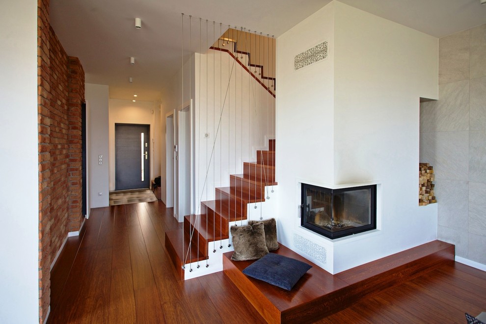 Inspiration pour un grand escalier design en U avec des marches en bois et des contremarches en bois.