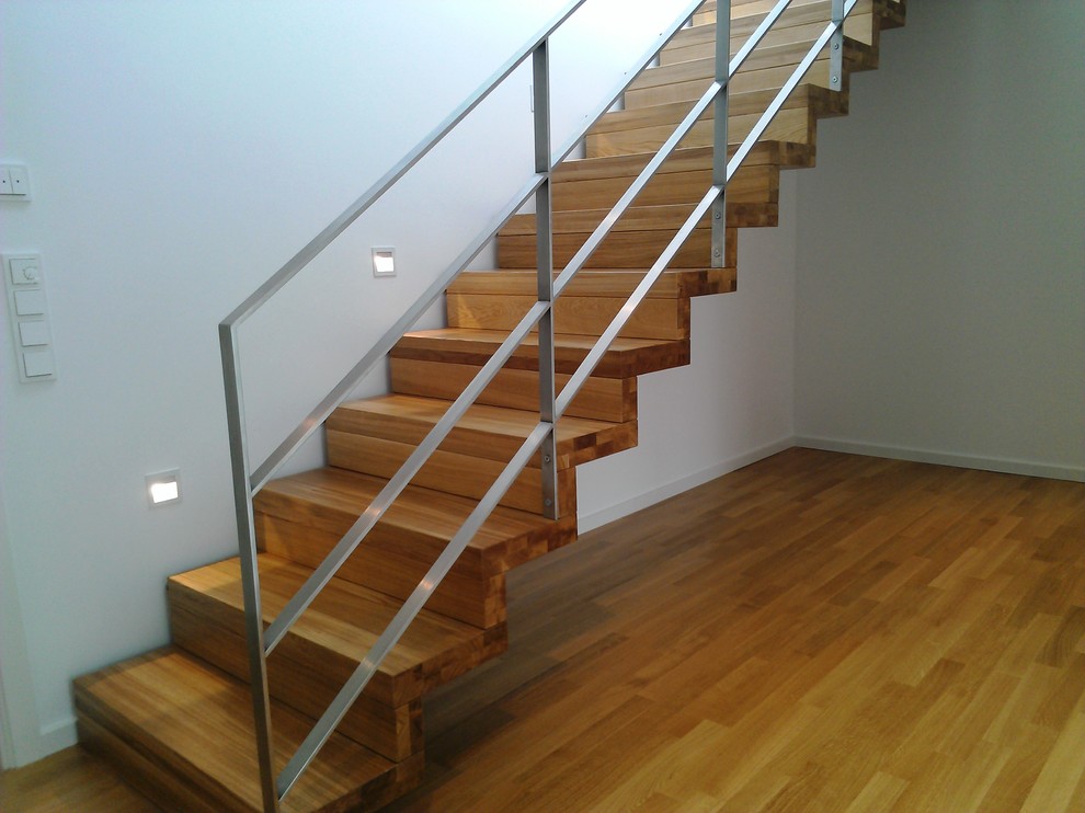 Свежая идея для дизайна: большая прямая деревянная лестница в современном стиле с деревянными ступенями - отличное фото интерьера