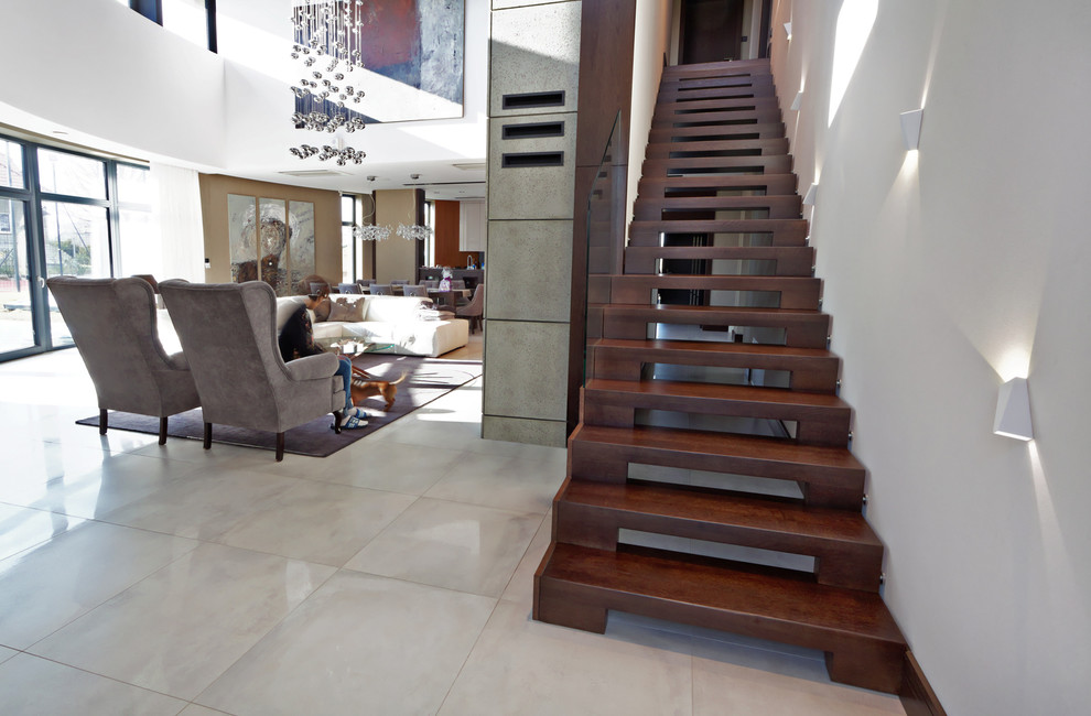 Imagen de escalera recta retro de tamaño medio con barandilla de vidrio, escalones de madera y contrahuellas de madera