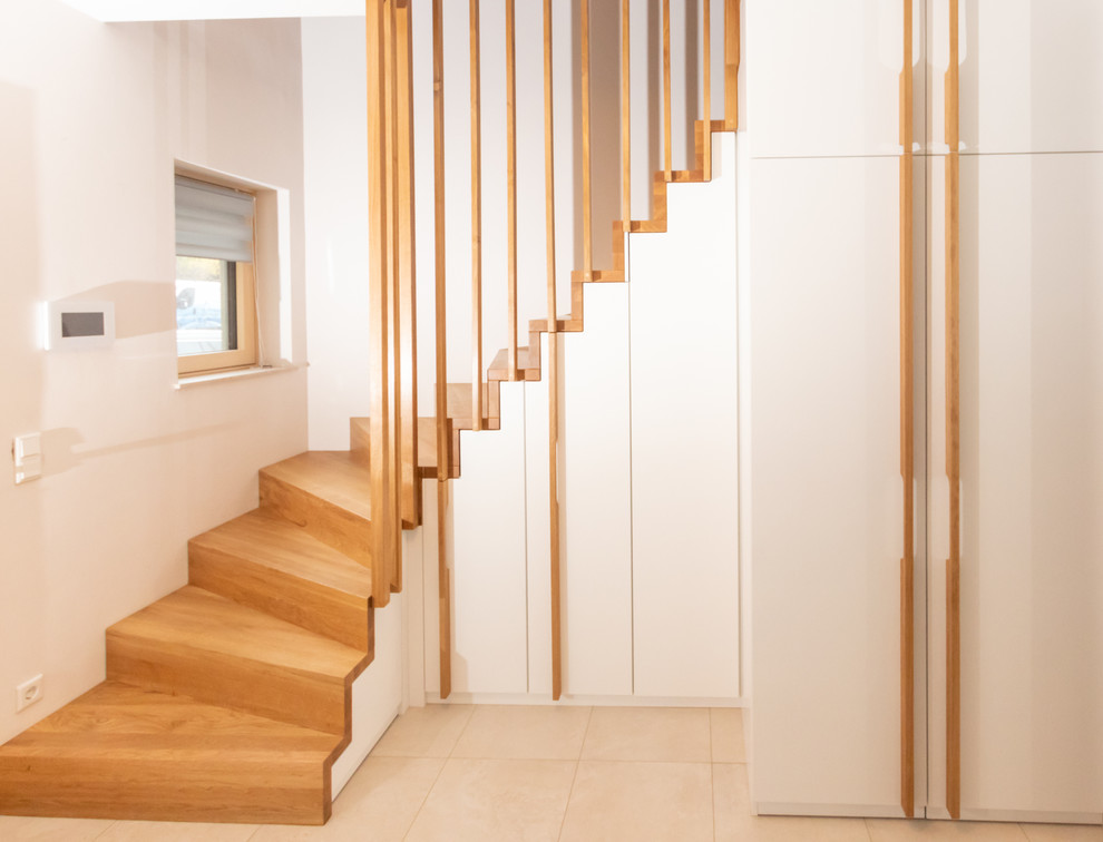 Gewendelte Moderne Treppe mit Holz-Setzstufen in Stuttgart