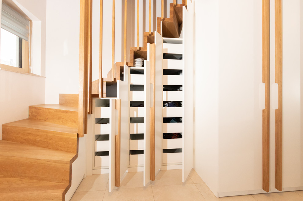 Exemple d'un escalier courbe moderne avec des marches en bois, des contremarches en bois et un garde-corps en bois.