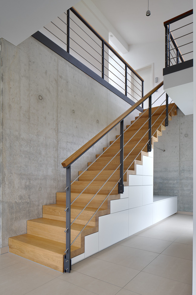 Diseño de escalera recta contemporánea de tamaño medio con escalones de madera pintada, contrahuellas de madera pintada y barandilla de varios materiales