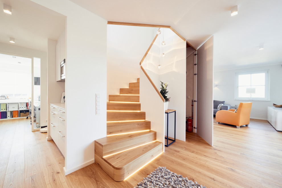 Gewendelte, Kleine Moderne Treppe mit Holz-Setzstufen in Dortmund
