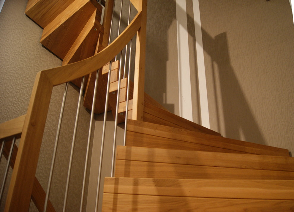 Gewendelte, Große Moderne Holztreppe mit Holz-Setzstufen in Sonstige