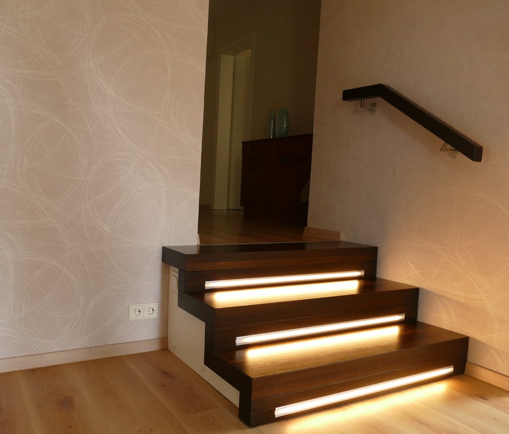 Modelo de escalera recta actual de tamaño medio con escalones de madera pintada y contrahuellas de madera pintada