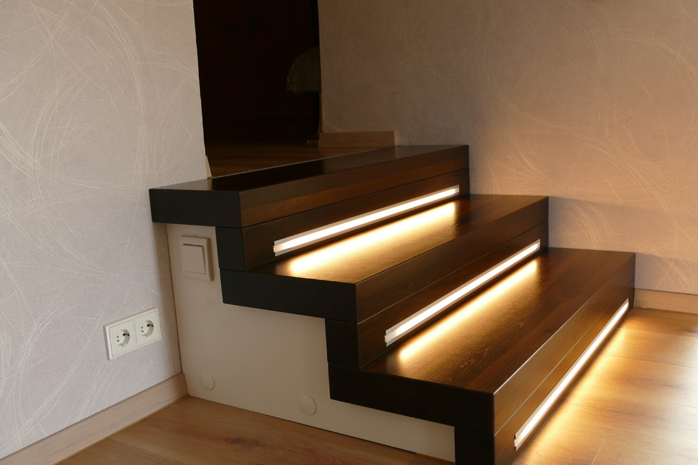 Gerade, Mittelgroße Moderne Treppe mit gebeizten Holz-Treppenstufen und gebeizten Holz-Setzstufen in Sonstige