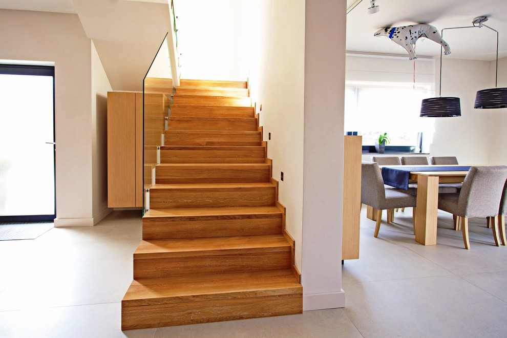 Modelo de escalera recta actual grande con escalones de madera y contrahuellas de madera
