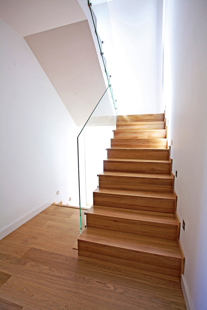 Gerade, Große Moderne Holztreppe mit Holz-Setzstufen in Sonstige