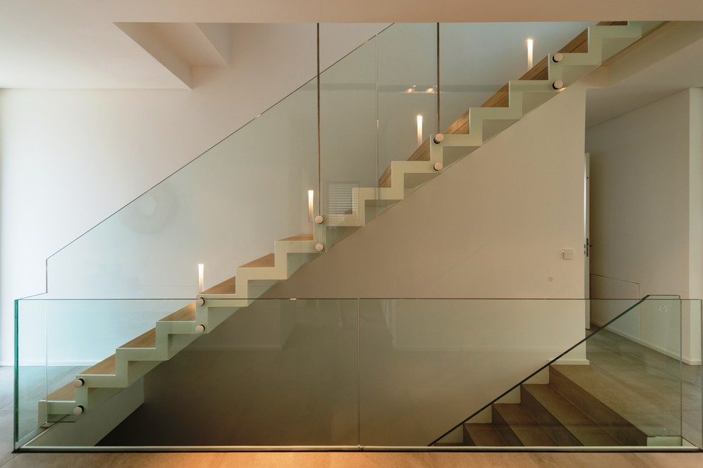 Inspiration pour un grand escalier droit design avec des marches en bois et des contremarches en bois.
