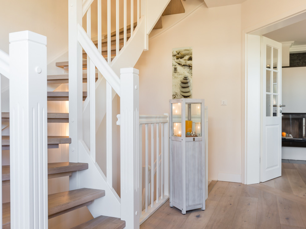 Gewendelte, Mittelgroße Landhausstil Holztreppe mit Holz-Setzstufen in Sonstige