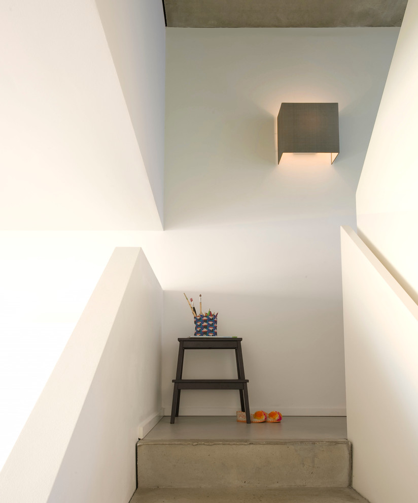 Свежая идея для дизайна: п-образная бетонная лестница среднего размера в современном стиле с бетонными ступенями - отличное фото интерьера