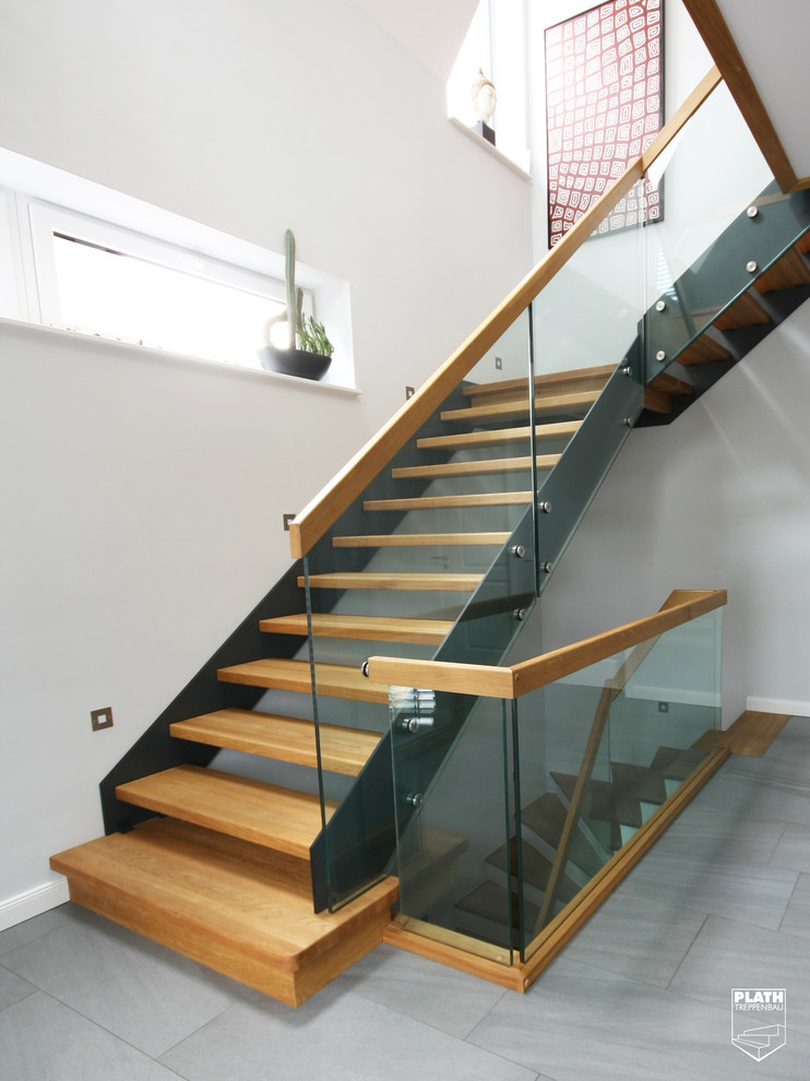 Foto de escalera en L contemporánea con escalones de madera