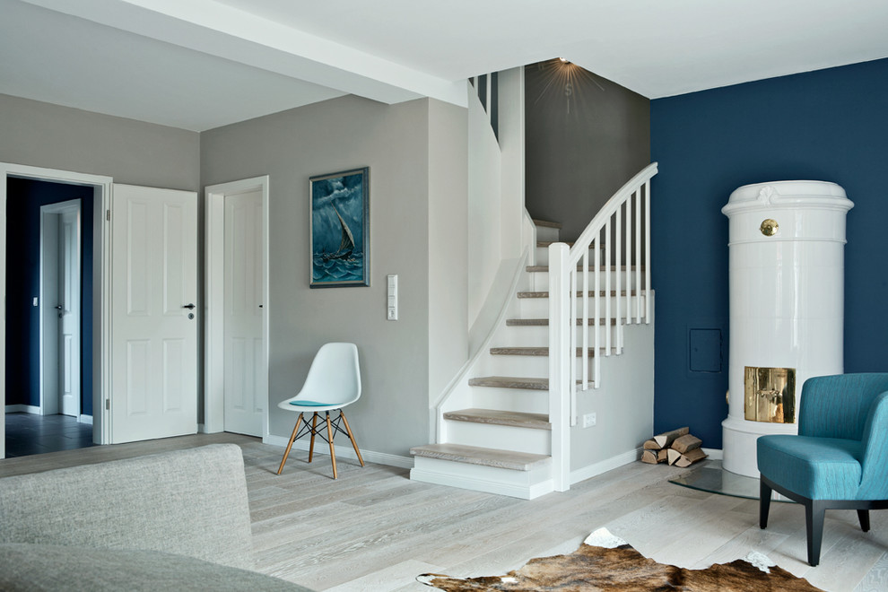 Свежая идея для дизайна: изогнутая лестница среднего размера в морском стиле с деревянными ступенями и крашенными деревянными подступенками - отличное фото интерьера
