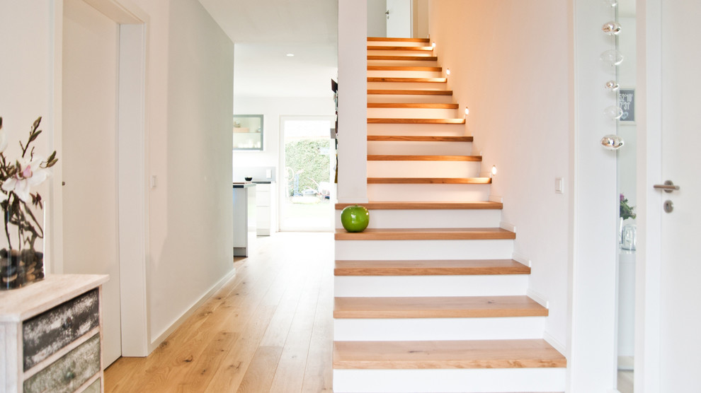 Ejemplo de escalera recta contemporánea de tamaño medio con escalones de madera y contrahuellas de madera pintada