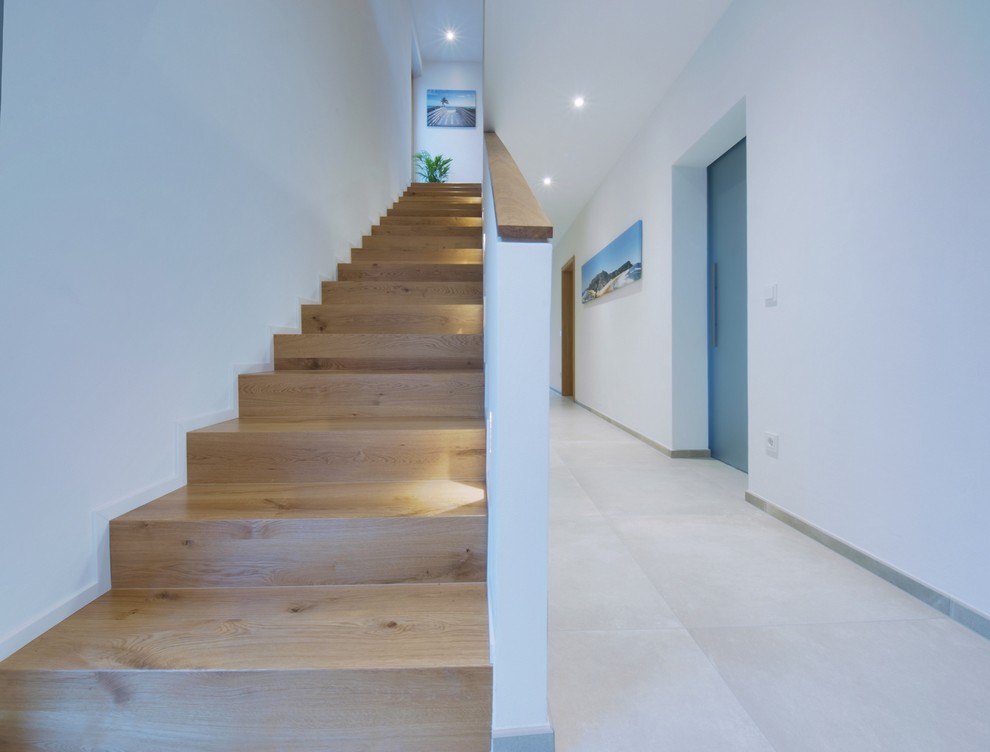 Idées déco pour un escalier droit contemporain de taille moyenne avec des marches en bois et des contremarches en béton.