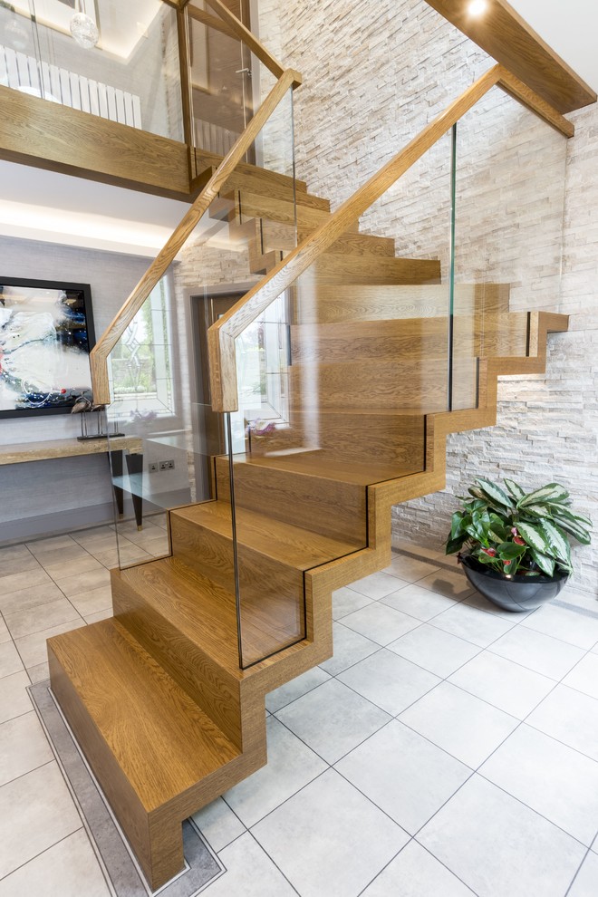 Идея дизайна: лестница на больцах, среднего размера в современном стиле с крашенными деревянными ступенями, крашенными деревянными подступенками и стеклянными перилами