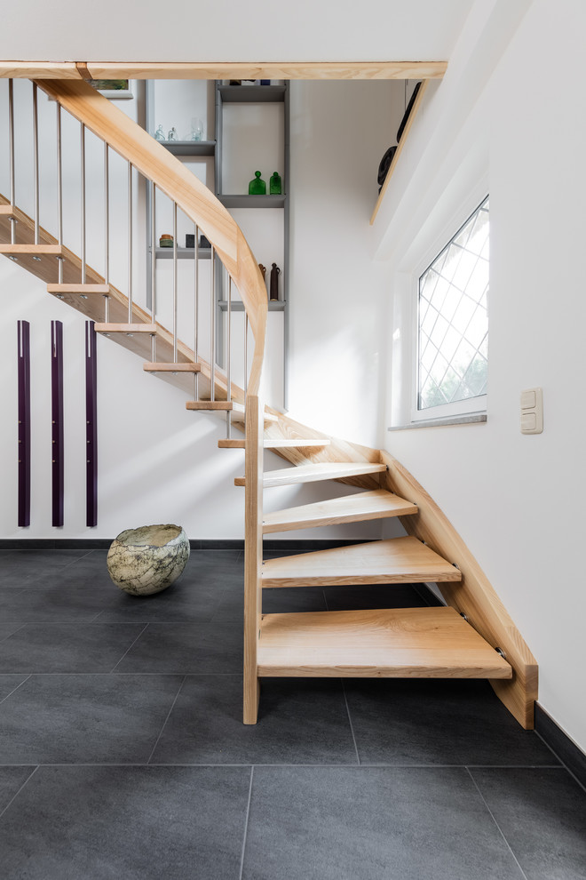 Gewendelte, Mittelgroße Moderne Holztreppe mit offenen Setzstufen in Nürnberg