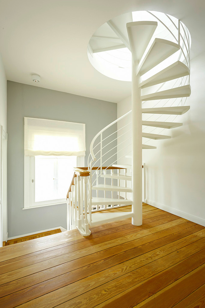 Идея дизайна: большая винтовая металлическая лестница в классическом стиле с металлическими ступенями и металлическими перилами