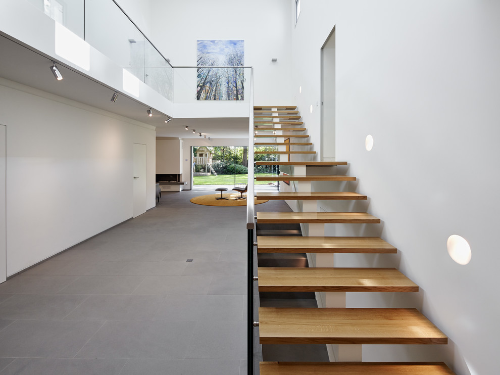 Стильный дизайн: огромная прямая лестница в современном стиле с деревянными ступенями без подступенок - последний тренд