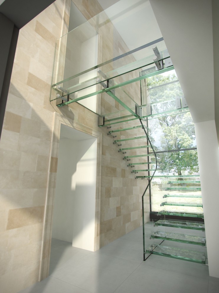 Cette image montre un escalier sans contremarche minimaliste en U de taille moyenne avec un garde-corps en verre et des marches en verre.