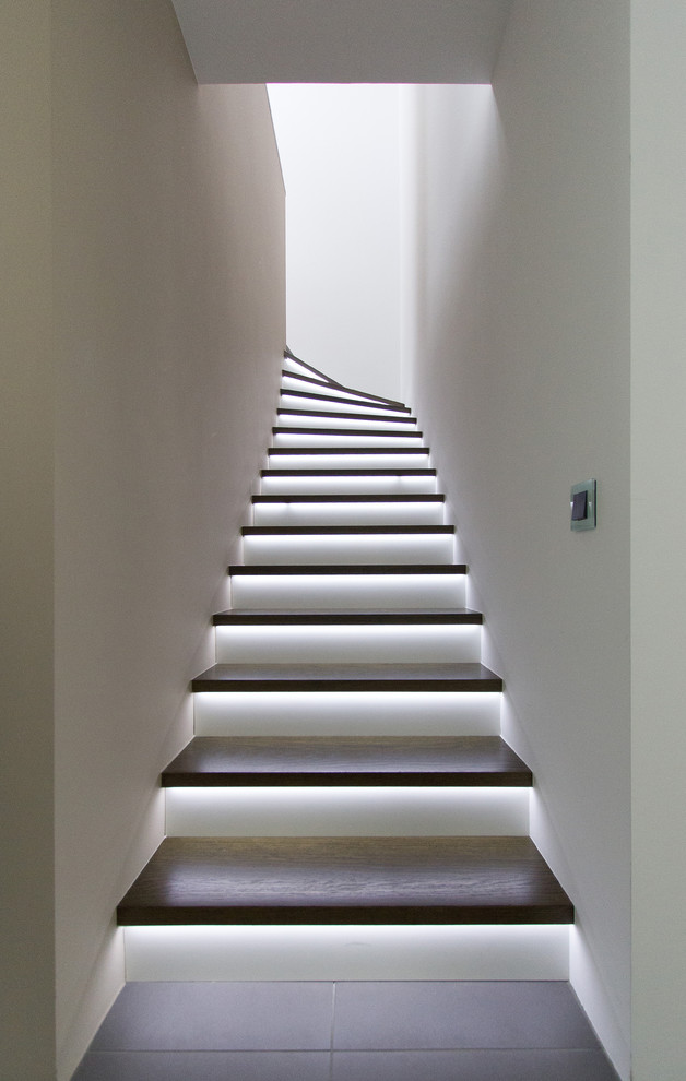 Идея дизайна: угловая лестница среднего размера в современном стиле с деревянными ступенями