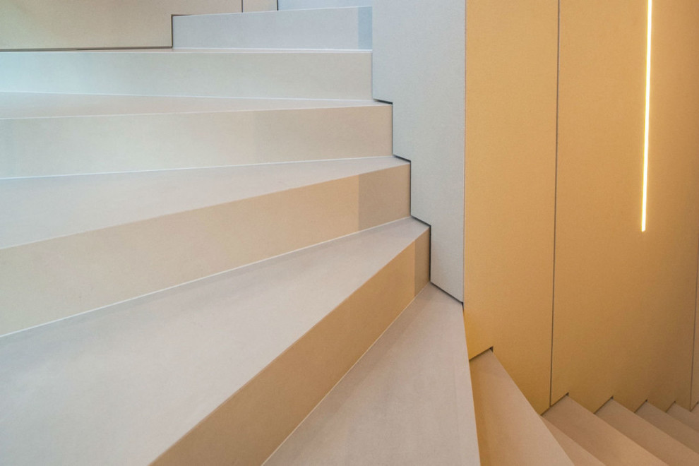 Foto de escalera curva moderna con contrahuellas de hormigón