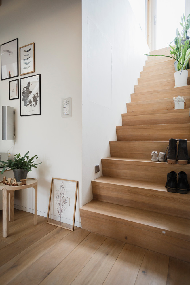 Пример оригинального дизайна: прямая деревянная лестница среднего размера в скандинавском стиле с деревянными ступенями